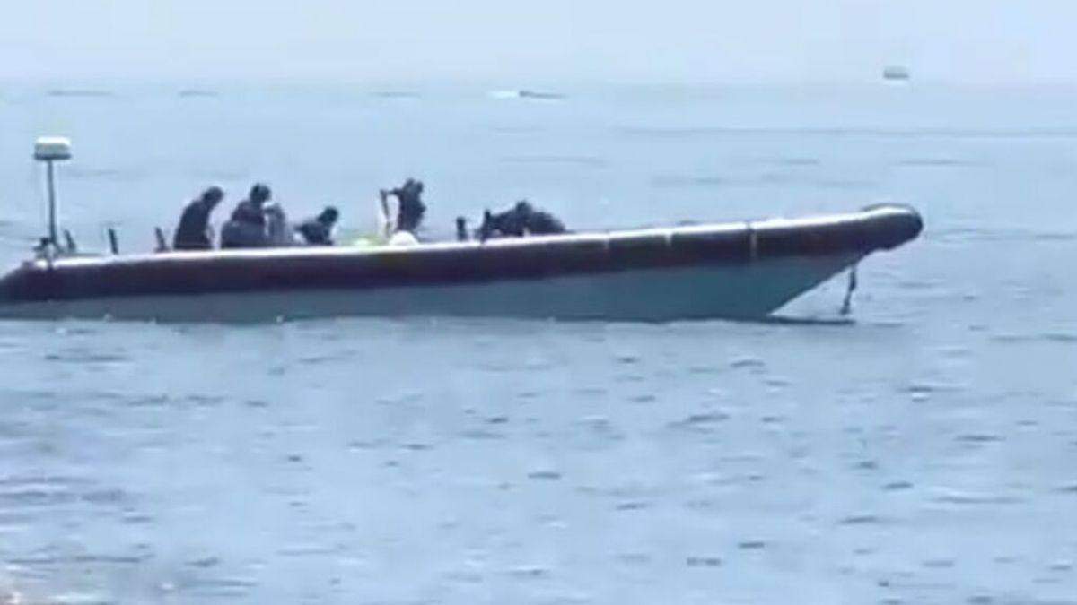 Los narcos cargan las embarcaciones de combustible a plena luz del día en una playa de Sotogrande Los narcos cargan las embarcaciones de combustible a plena luz del día en una playa de Sotogrande