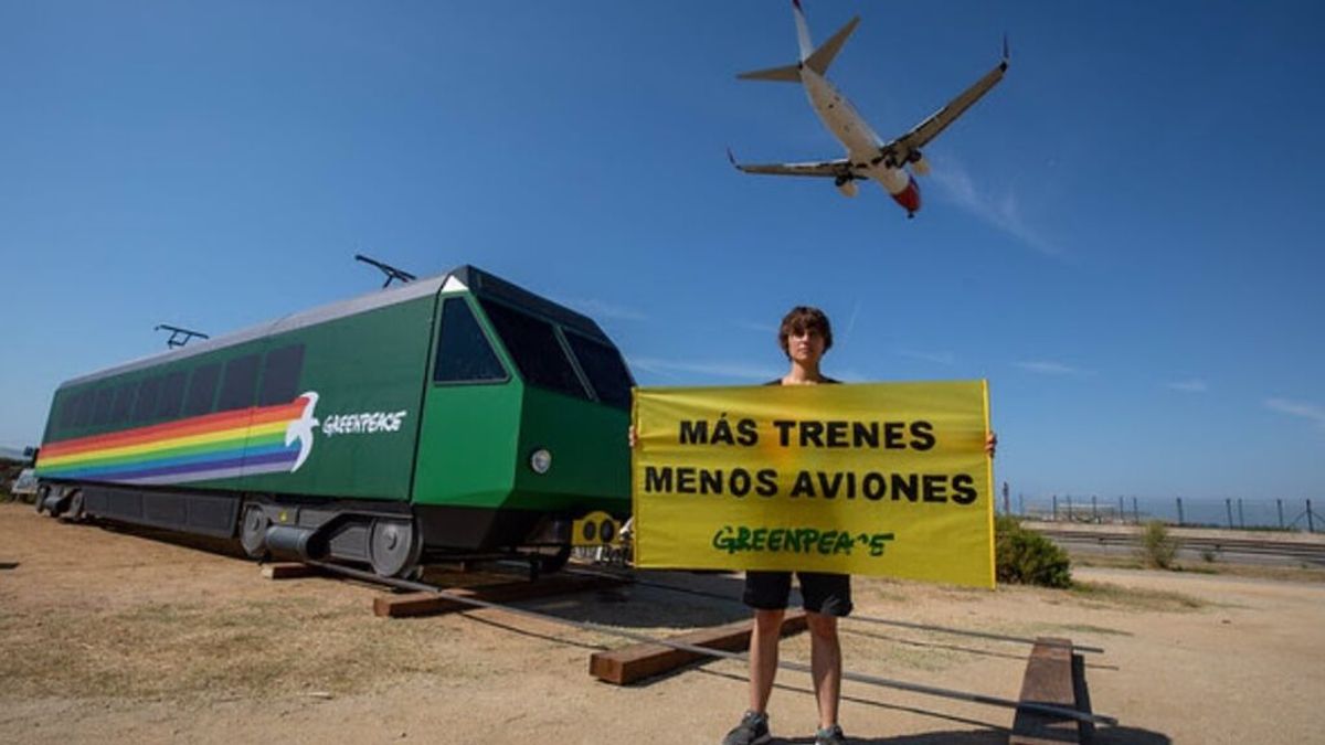 Activista de Greenpeace contra la ampliación de aeropuertos Activista de Greenpeace contra la ampliación de aeropuertos