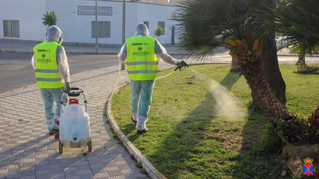 Operarios de la Puebla del Río fumigan contra los mosquitos