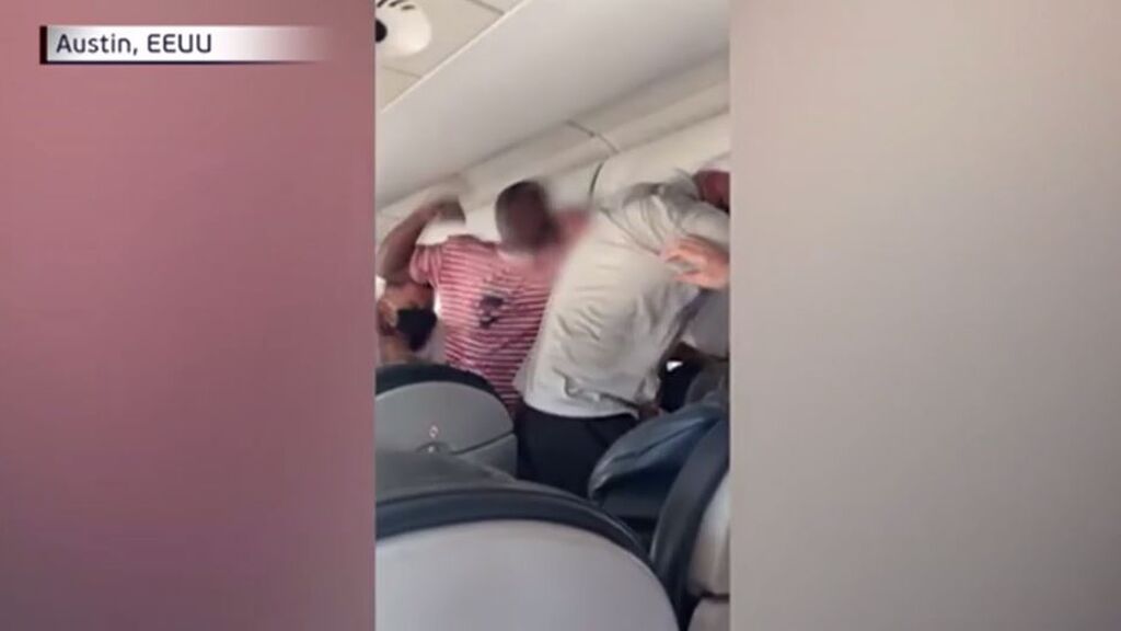 Pelea monumental en pleno avión: tres hombres, a puñetazo limpio por el respaldo de un asiento atascado