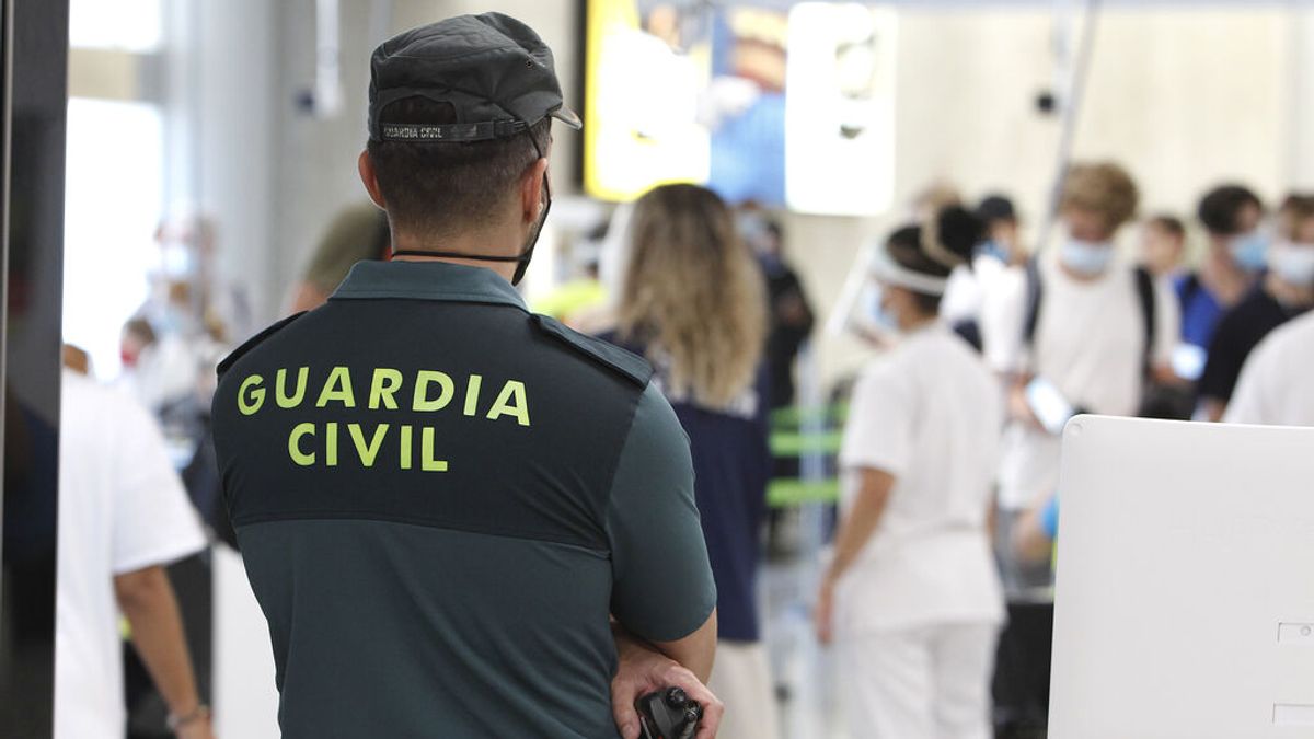 Detenido un menor por amenazar a compañeros de instituto para conseguir imágenes sexuales Detenido un menor por amenazar a compañeros de instituto para conseguir imágenes sexuales