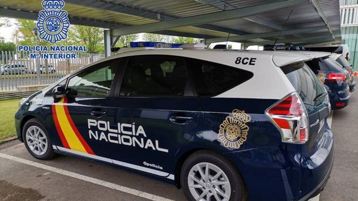La Policía Nacional de Sevilla detiene a un pirómano que acababa de incendiar varios coches La Policía Nacional de Sevilla detiene a un pirómano que acababa de incendiar varios coches