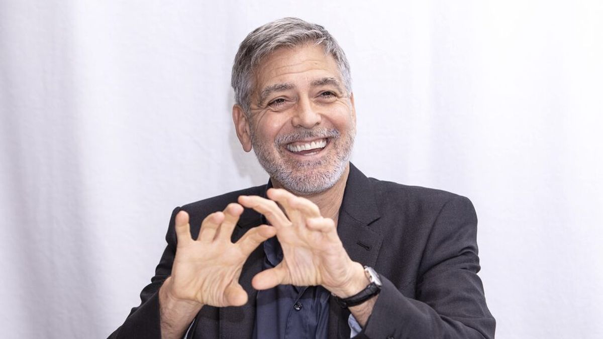 Arrimar el hombro y bajar al barro: George Clooney ayuda a retirar escombros tras las inundaciones en Italia