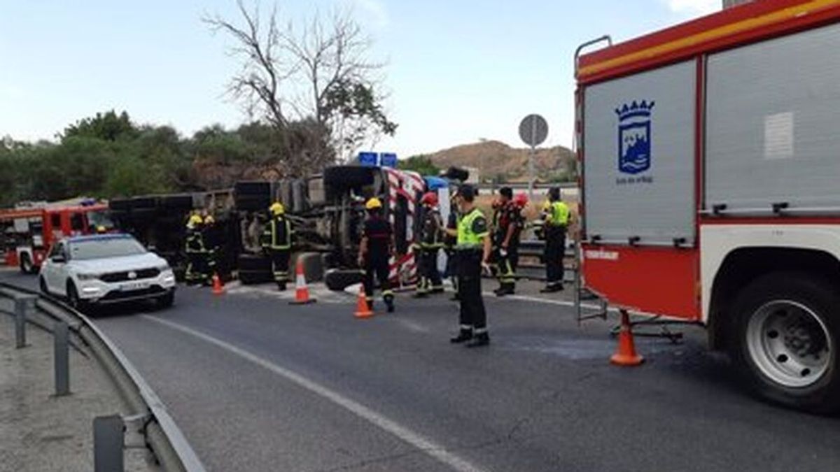 Efectivos de la Guardia Civil y bomberos en el lugar del accidente Efectivos de la Guardia Civil y bomberos en el lugar del accidente