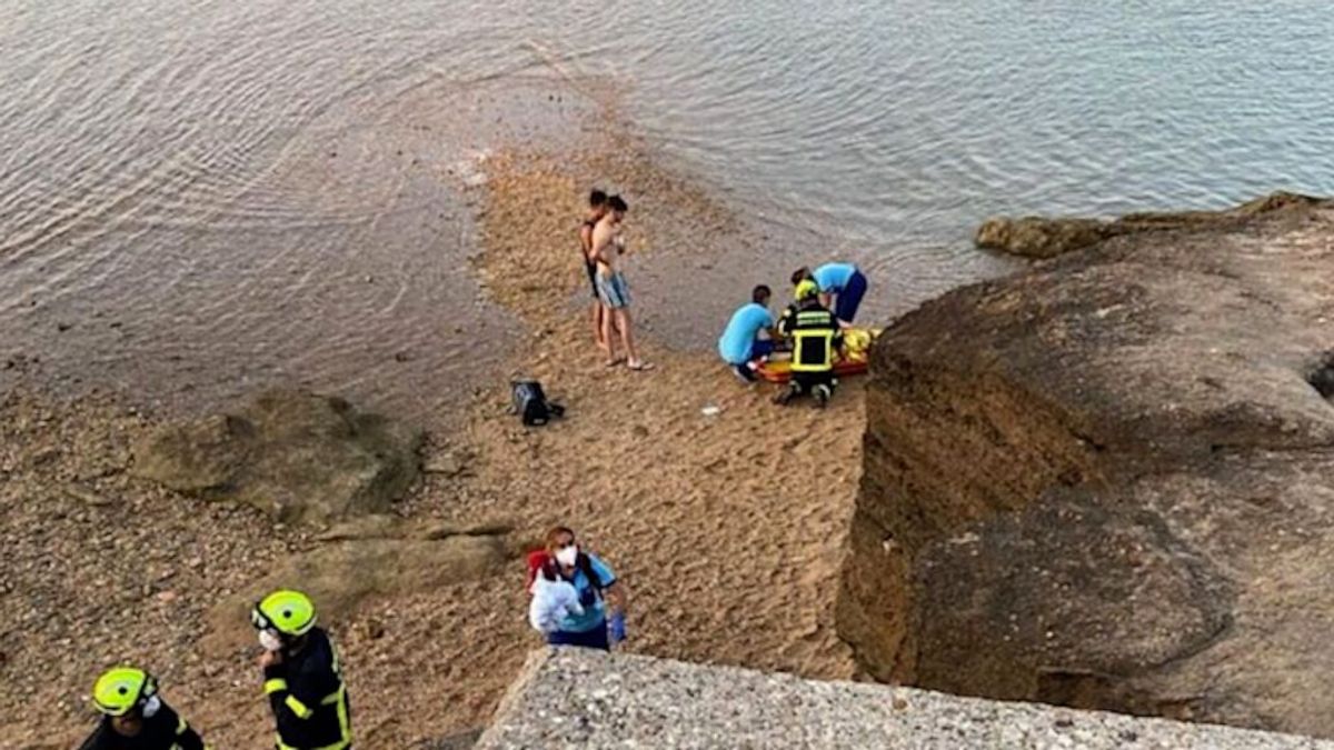 Saltos que pueden ser mortales: heridos dos jóvenes en Cádiz al saltar del puente de La Caleta Saltos que pueden ser mortales: heridos dos jóvenes en Cádiz al saltar del puente de La Caleta