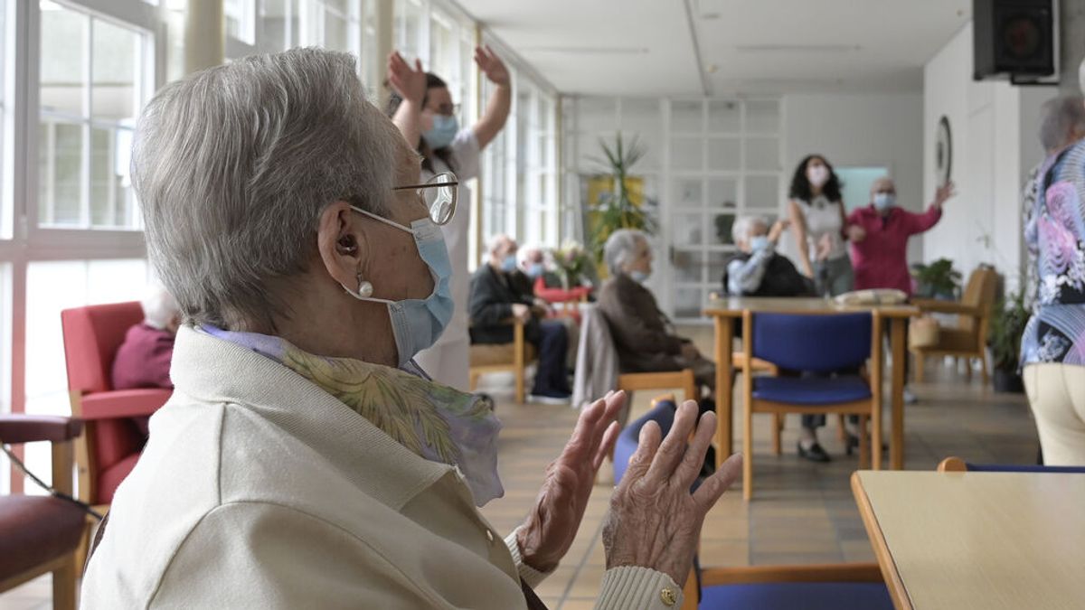 Sanidad, preocupada por los brotes en residencias: los casos están al nivel de la tercera ola Sanidad, preocupada por los brotes en residencias: los casos están al nivel de la tercera ola