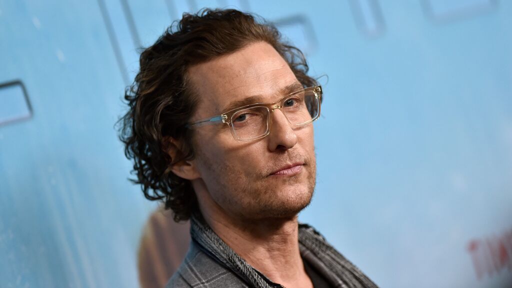 “Mis padres se divorciaron dos veces y se casaron tres”: Matthew McConaughey destapa (a medias) las dificultades de su infancia