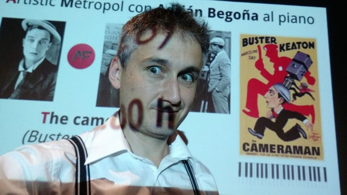 Adrián Begoña, el pianista que sigue tocando en directo sobre las películas de cine mudo Adrián Begoña, el pianista que sigue tocando en directo sobre las películas de cine mudo