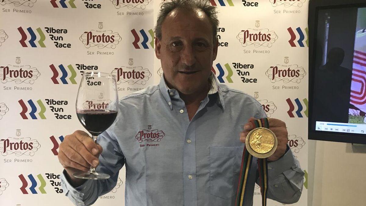 Fermín Cacho con su medalla de oro de Barcelona '92 Fermín Cacho con su medalla de oro de Barcelona '92