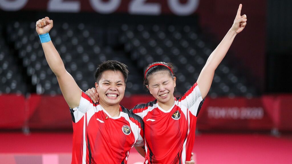 La pareja femenina indonesia de bádminton gana cinco vacas, una casa y café gratis de por vida por su Oro