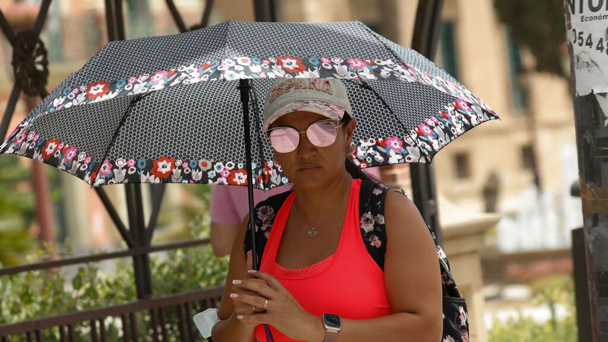 EuropaPress_3840312_mujer_protege_sol_paraguas_dia_alerta_roja_altas_temperaturas_12_julio_2021 EuropaPress_3840312_mujer_protege_sol_paraguas_dia_alerta_roja_altas_temperaturas_12_julio_2021