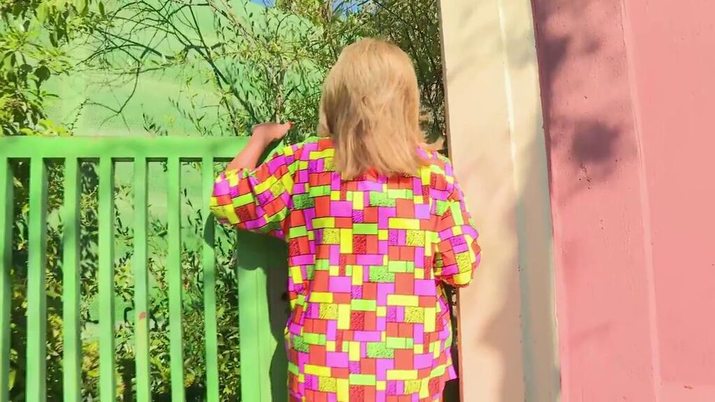 Lydia Lozano se sube a la valla de la casa de José Luis Moreno