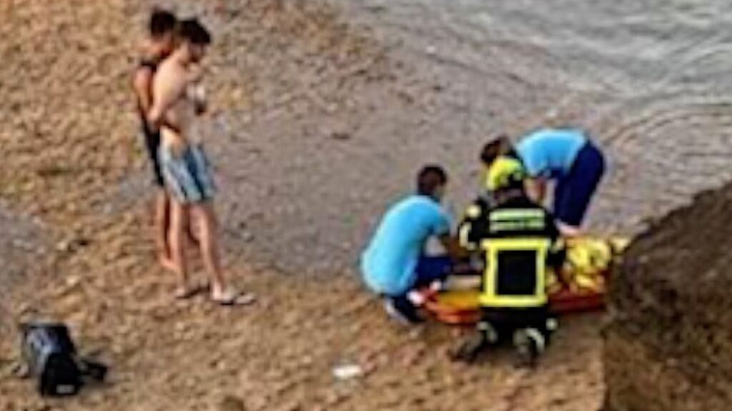 El herido protegido con una manta térmica
