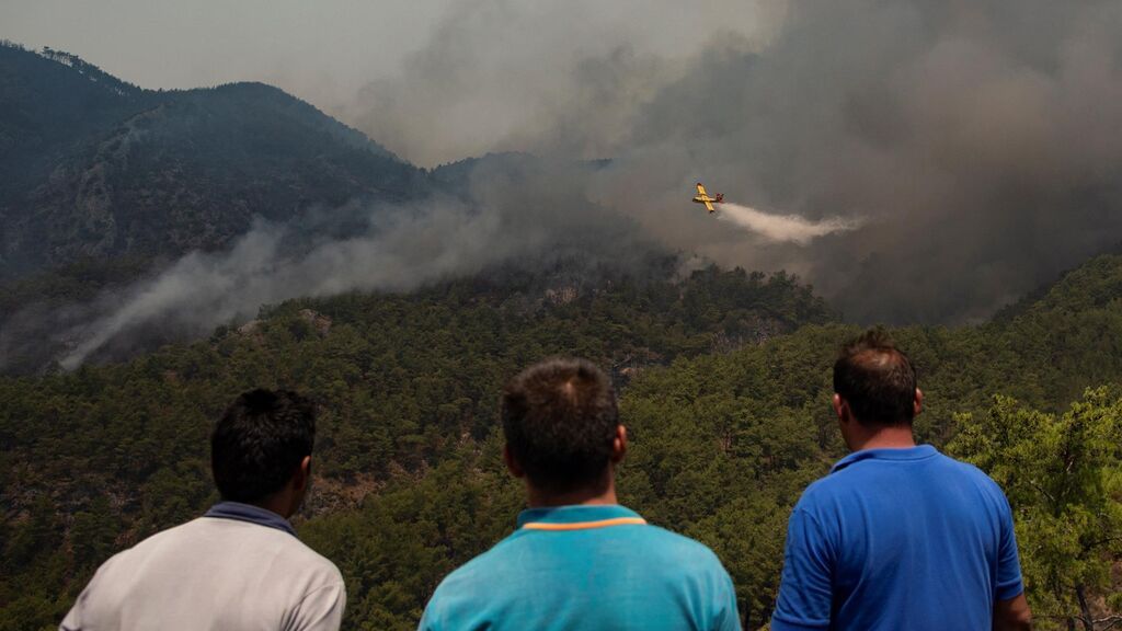 El fuego arrasa los bosques turcos y azota también a Grecia: incendios de récord en la costa mediterránea