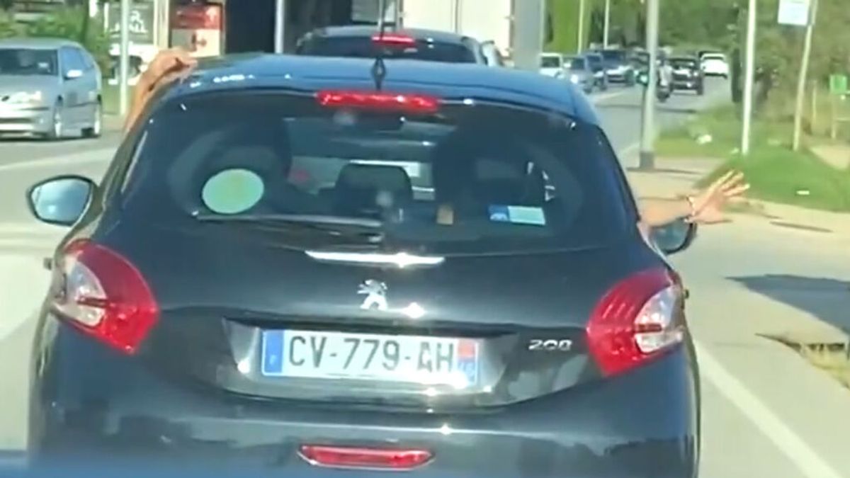 Palafrugell denuncia al copiloto de un coche 'cazado' por las redes sociales lanzando una colilla Palafrugell denuncia al copiloto de un coche 'cazado' por las redes sociales lanzando una colilla