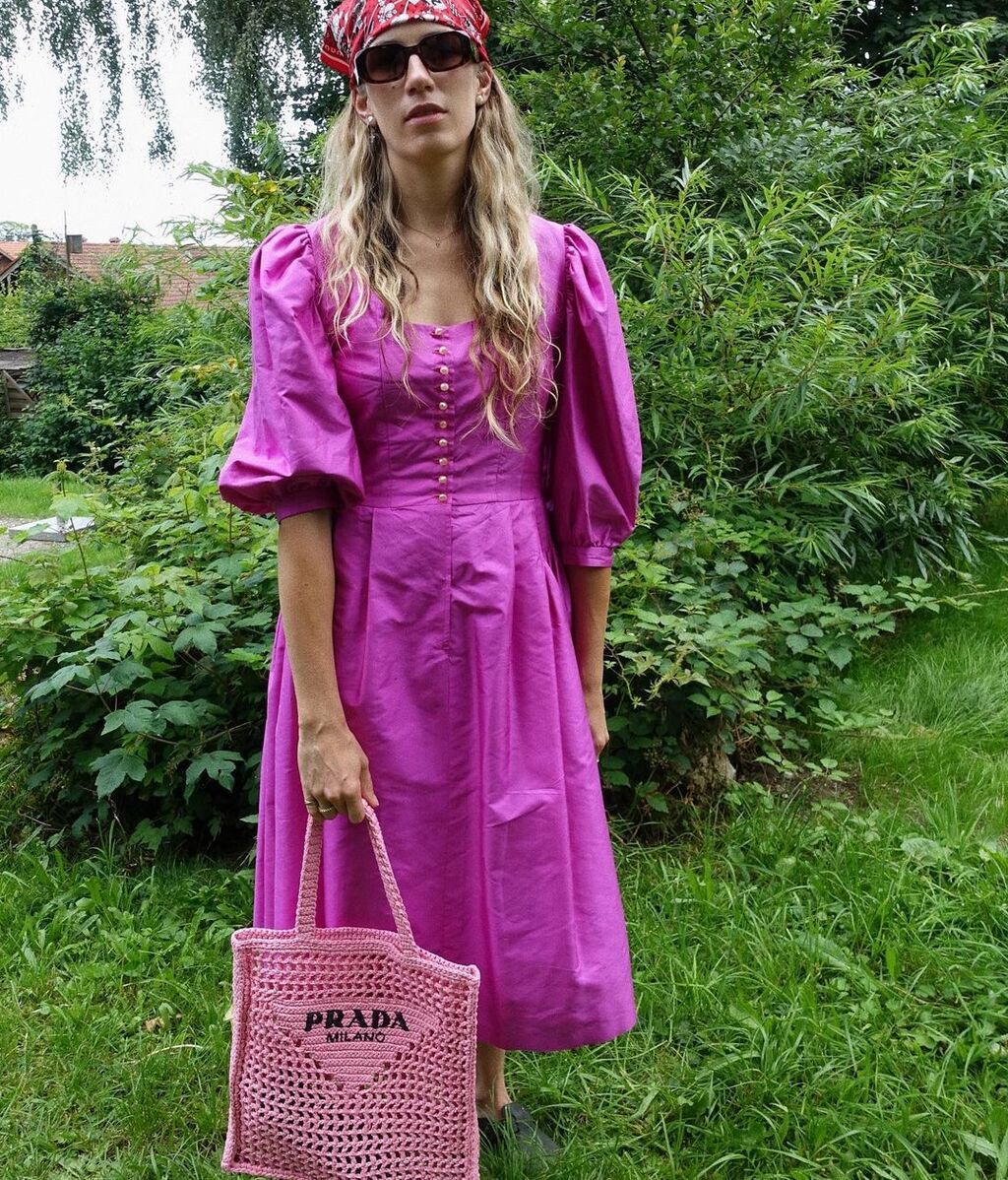 Veronika Heilbrunner con el bolso rosa