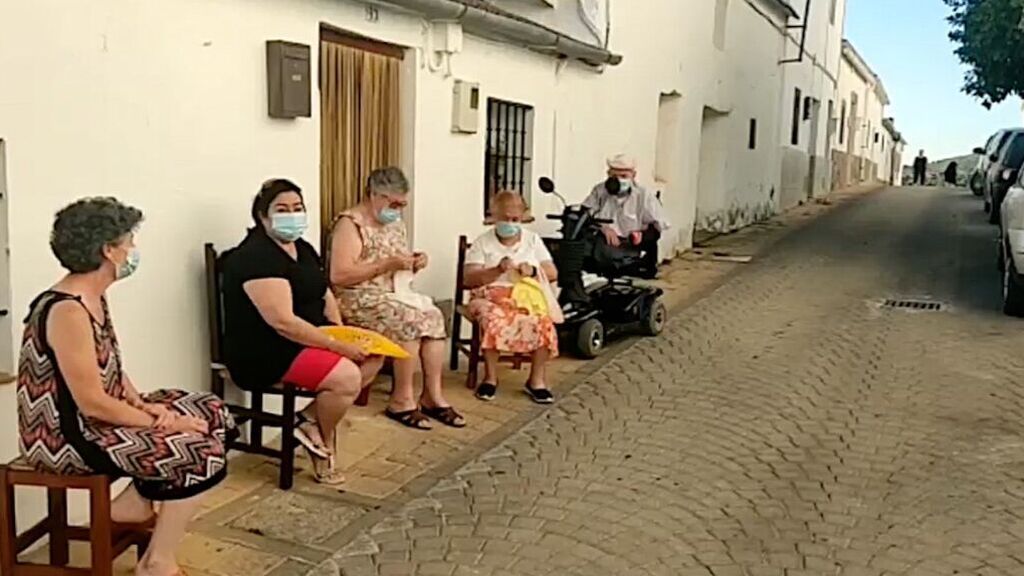 Charlas al fresco: la costumbre cotidiana que un pueblo gaditano quiere reconocer como Patrimonio de la Humanidad