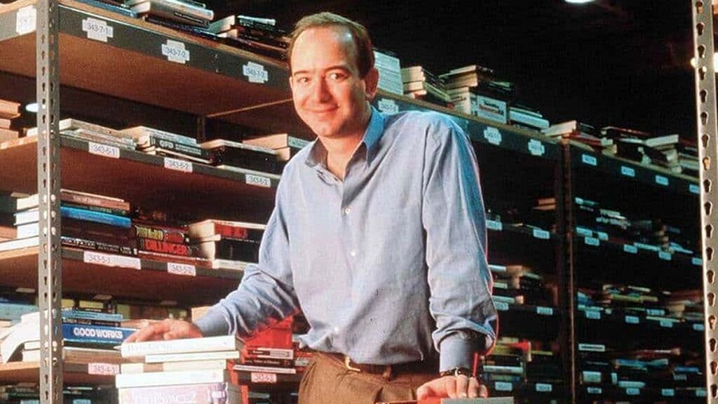 Jeff Bezos comenzó vendiendo libros en el garaje de su casa.