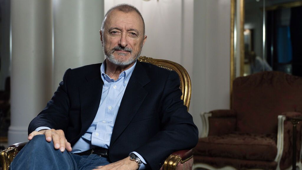 Arturo Pérez-Reverte  defiende la tilde de “sólo” aunque lo diga la RAE