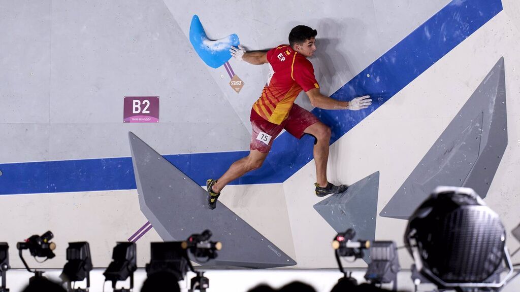 Alberto Ginés en la final de escalada deportiva en Tokio