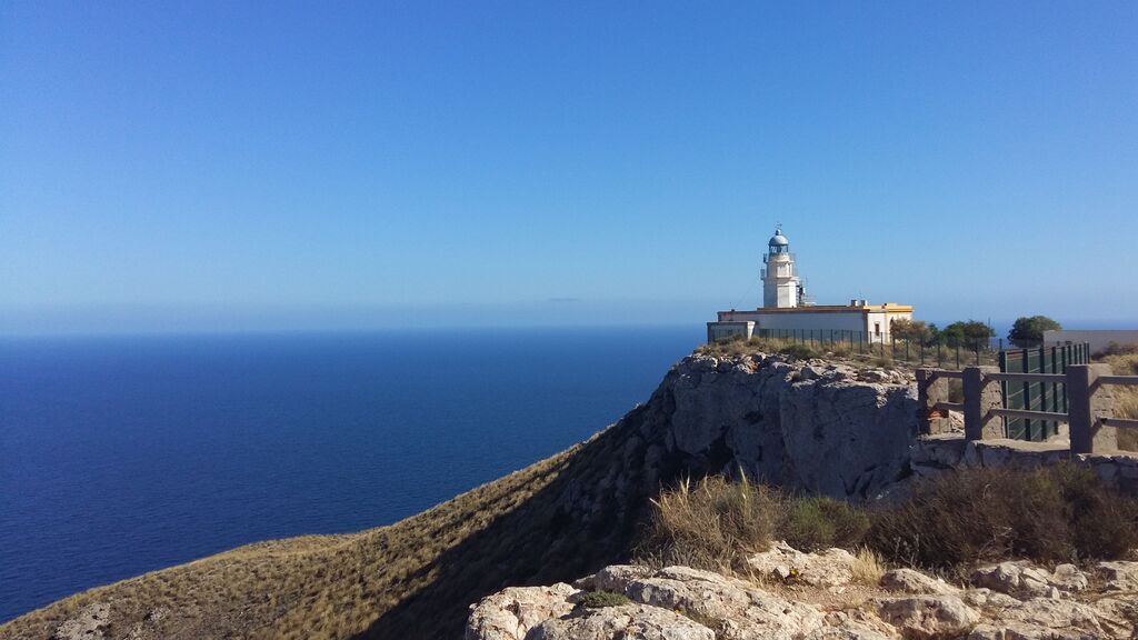 Mesa Roldán y su faro, en Carboneras.