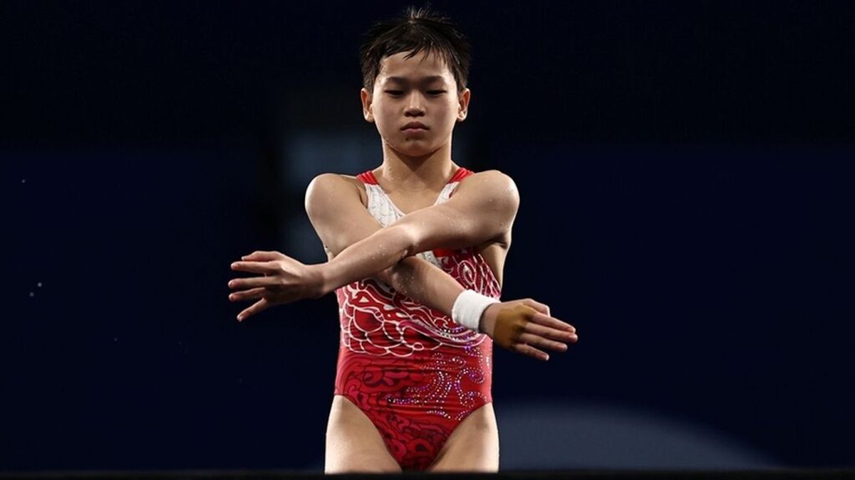 Quan Hongchan, una niña china de 14 años, logra dos ‘diez’ de todos los jueces en Clavado de piscina en Tokio