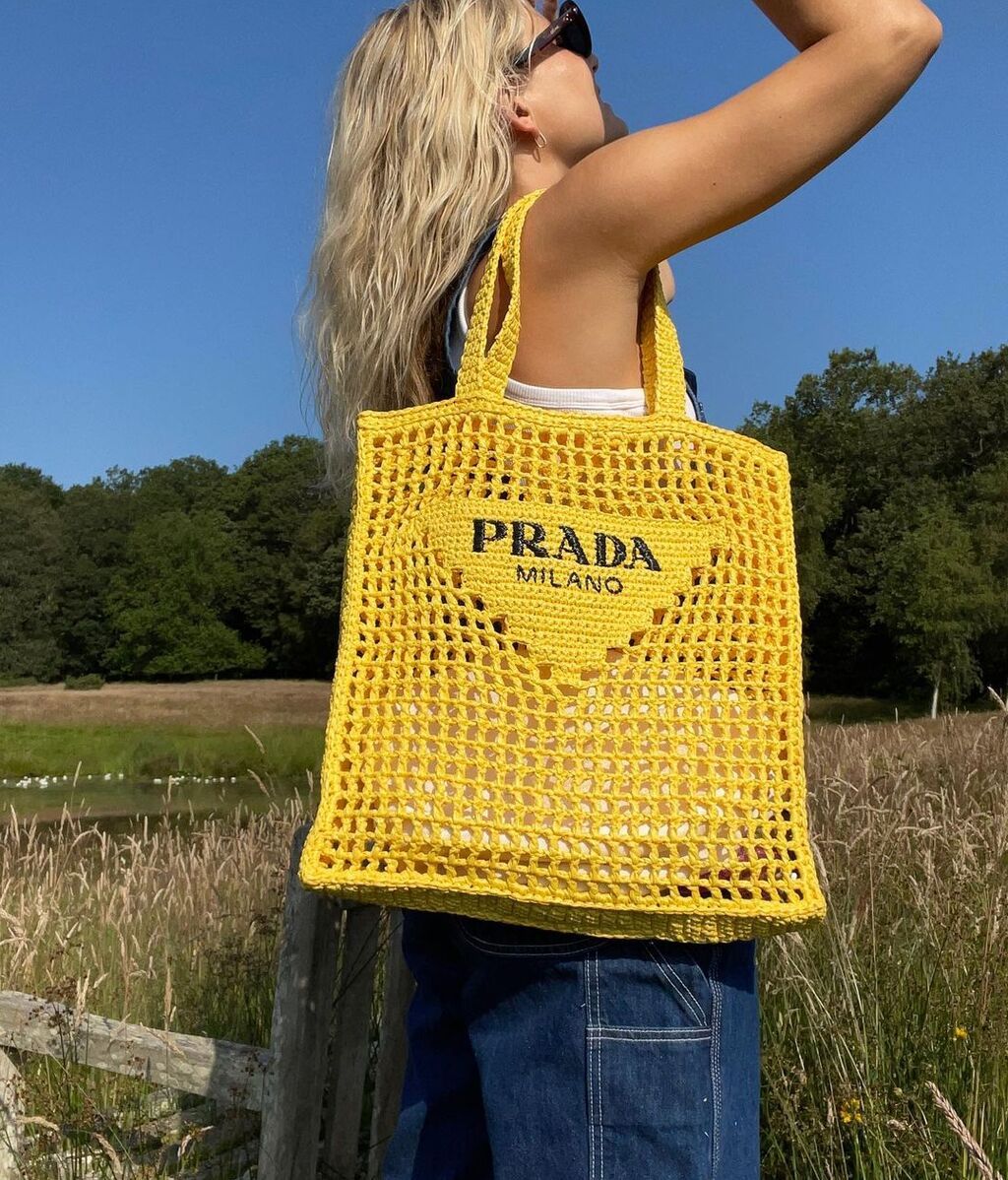 El bolso de rafia de Prada