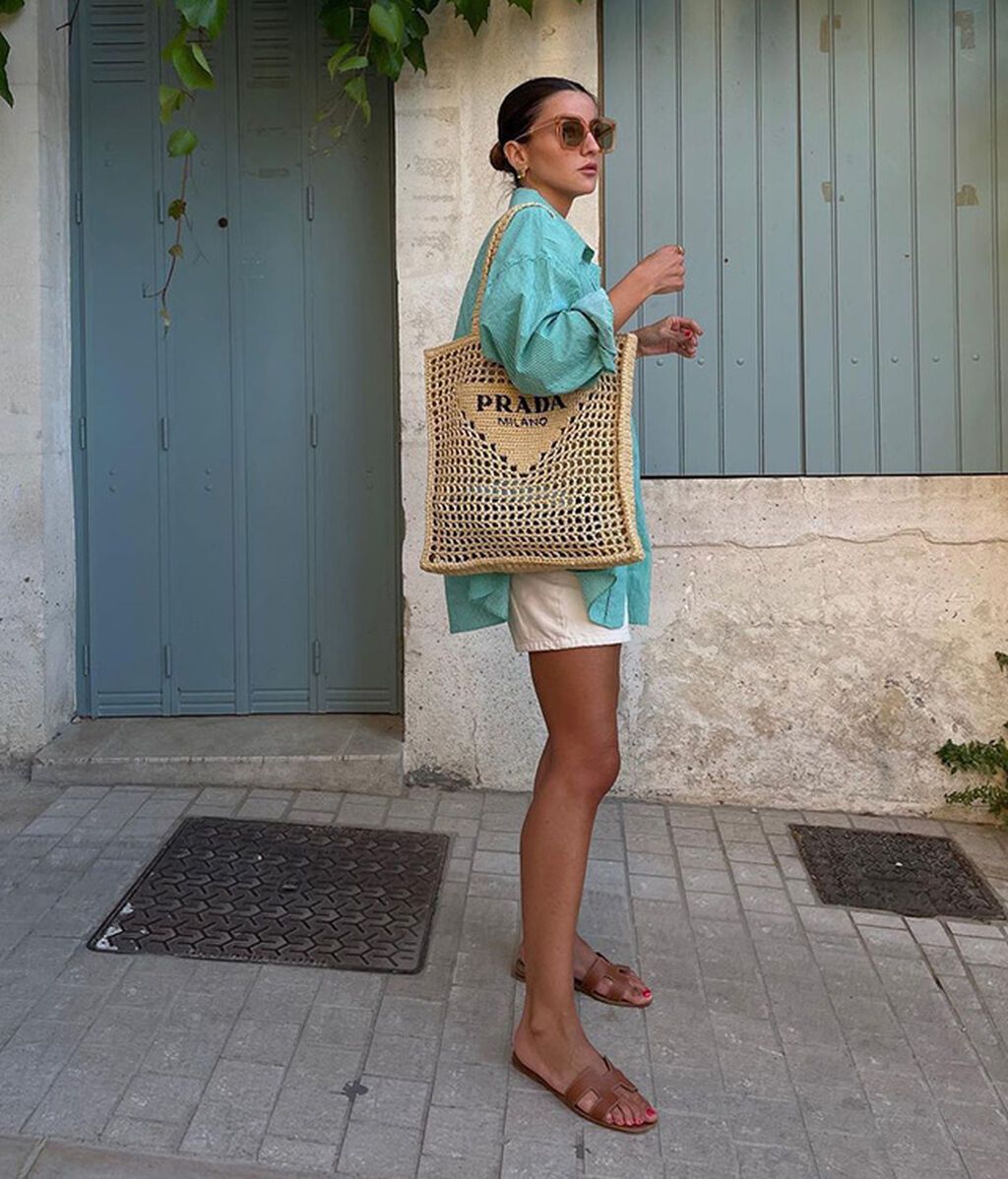 Alexandra Pereira con el bolso en color natural