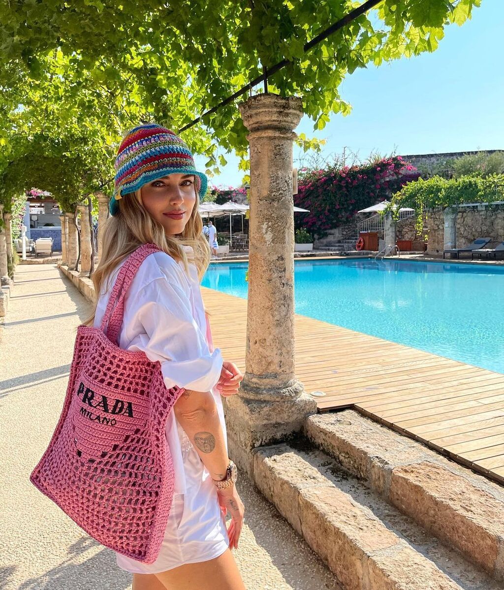 Chiara Ferragni con el bolso en color rosa
