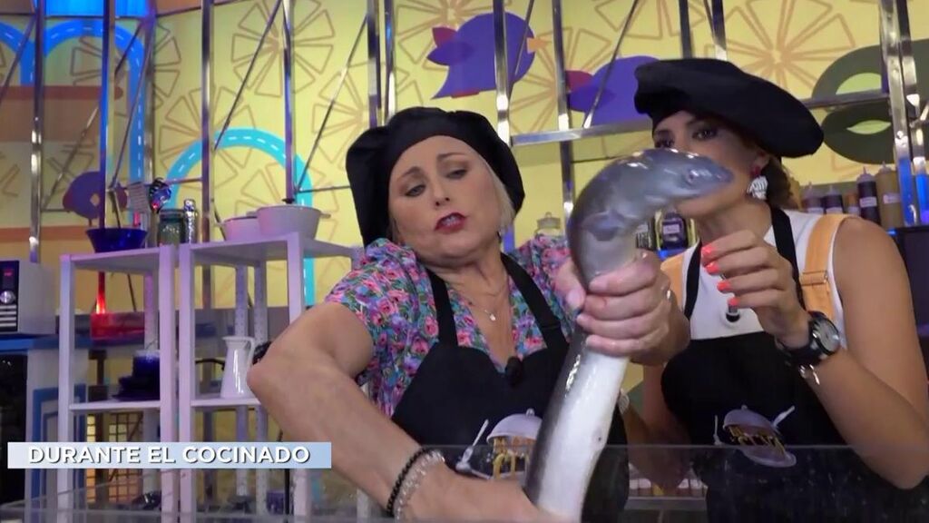 Alba Carrillo y Lucía Pariente se enfrentan al ingrediente sorpresa de su cena, anguilas vivas: "¡Que se me está rebelando!"
