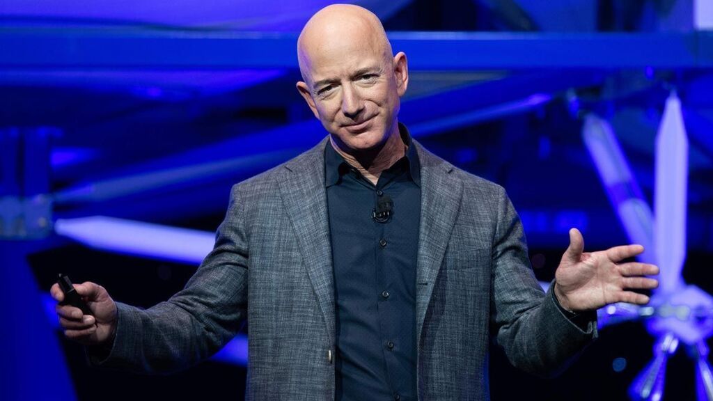 Cómo Jeff Bezos se convirtió en la persona más rica del mundo: de vender libros en el garaje de su casa a fundar la empresa que le ha hecho ganar 197 mil millones de dólares.