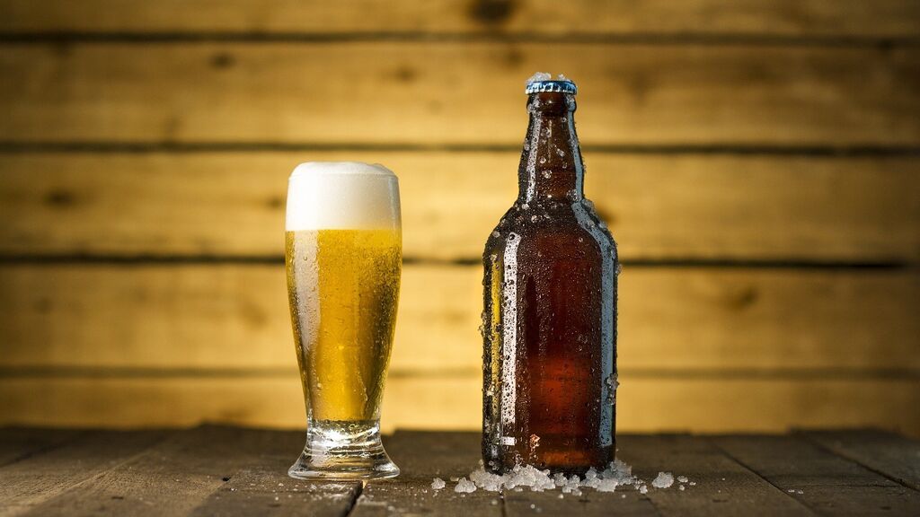 Oda a la cerveza espumosa y fresquita: trucos para servirla en casa y que sepa como en el bar