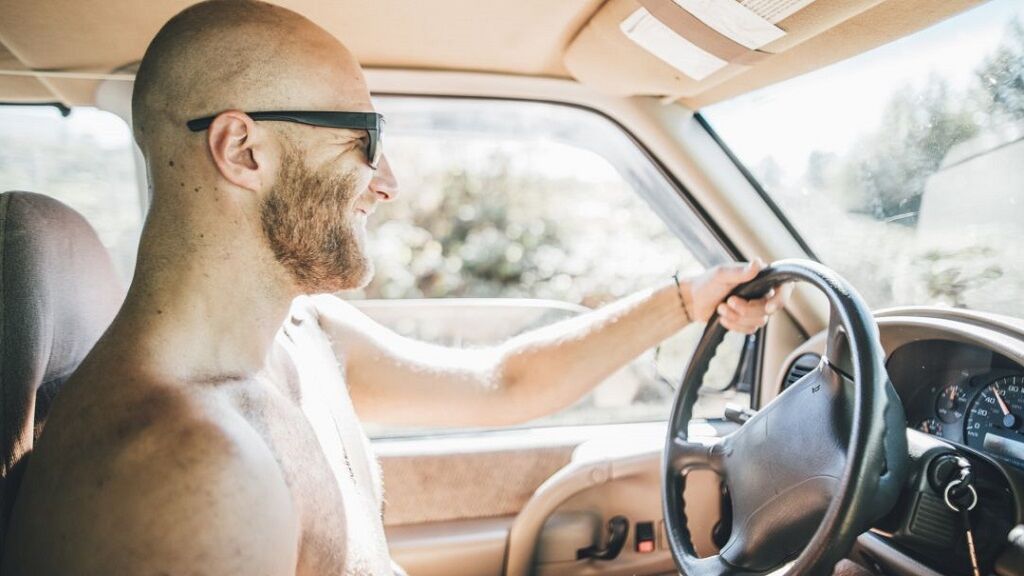 Conducir sin camiseta: multas a las que te expones por intentar evitar el calor