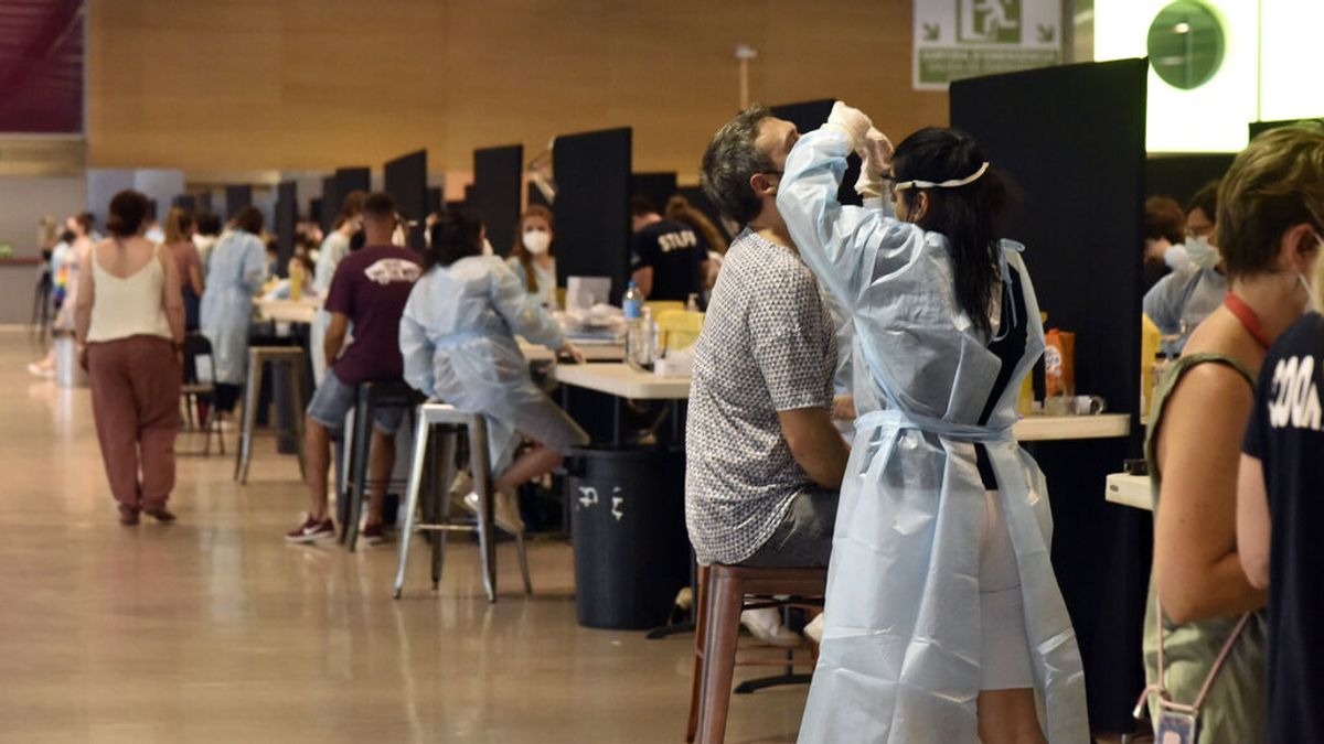 España sube a 10.015 hospitalizados por covid y la incidencia baja de 600 puntos España sube a 10.015 hospitalizados por covid y la incidencia baja de 600 puntos