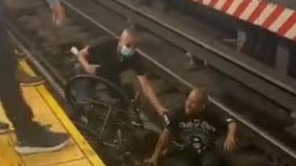 Rescate agónico en el metro de Nueva York: un hombre en silla de ruedas cae a las vías
