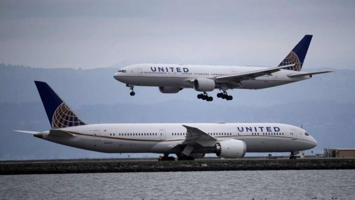 United Airlines pide a todos sus empleados vacunarse o serán despedidos