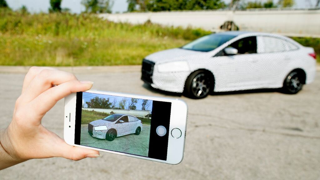 LLos paparazzi se esconden para sacar fotos a lo nuevos modelos en la "carretera de los espías"