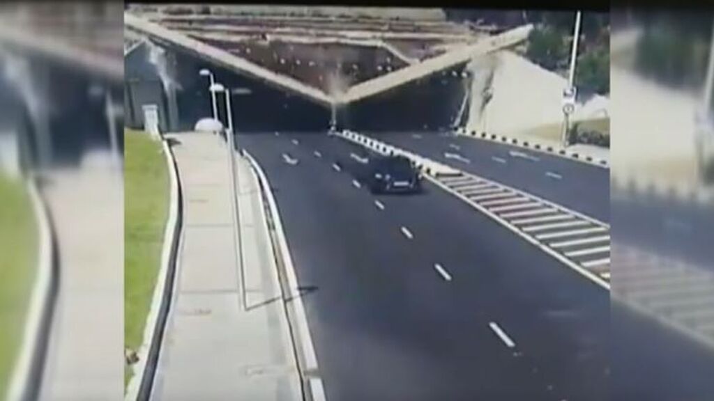 Momento en el que cae una cornisa del túnel de Méndez Álvaro justo cuando pasaba un coche