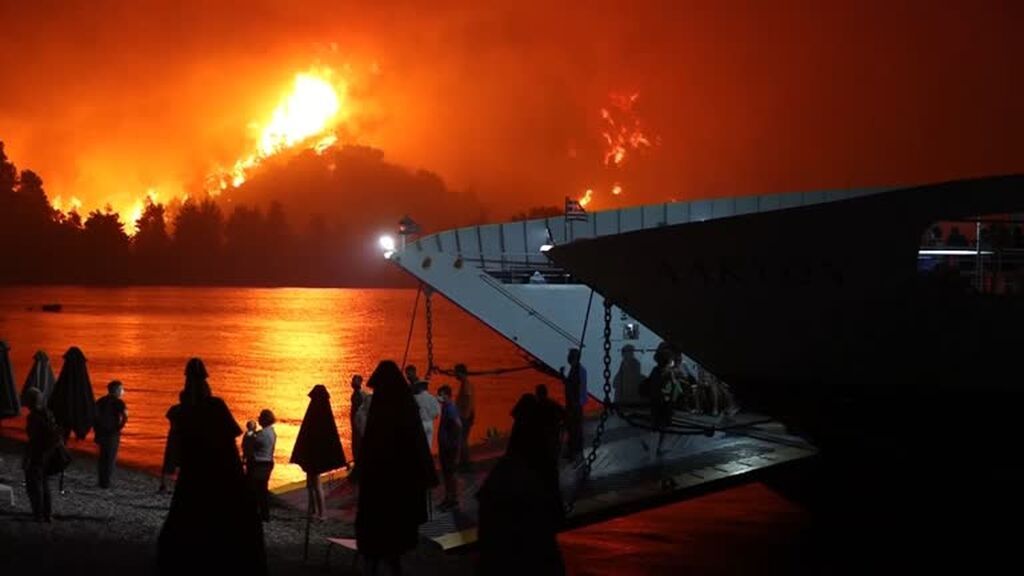Las llamas arrasan la isla de Eubea, cerca de Atenas, y obligan a evacuar en barco a cientos de personas