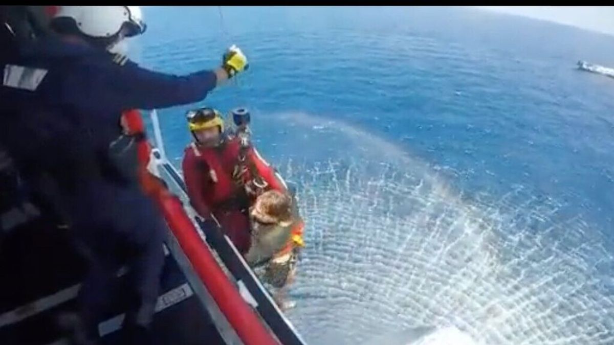 Rescatan a tres personas y un perro tras incendiarse y hundirse un yate en Dénia, Alicante Rescatan a tres personas y un perro tras incendiarse y hundirse un yate en Dénia, Alicante