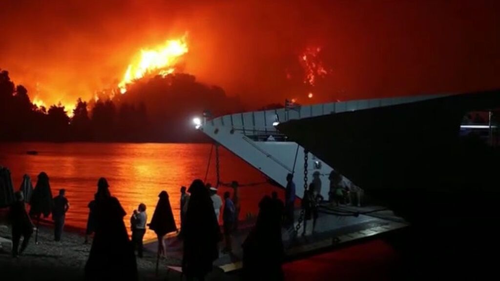 El fuego devora la isla griega de Evia: 650 personas escapan de las llamas en barco