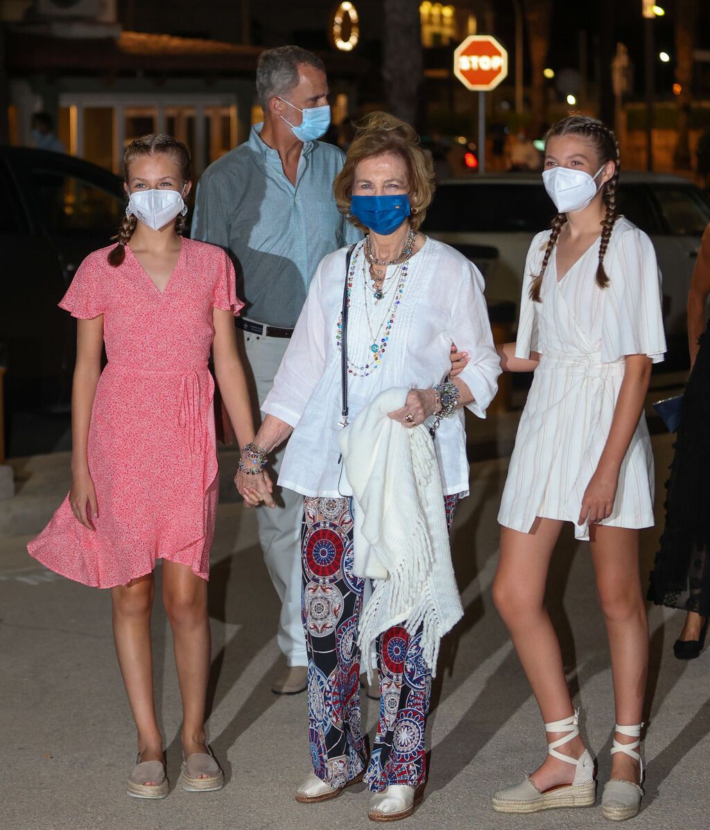 EuropaPress_3875825_reina_emerita_nietas_infantas_leonor_sofia_disfrutando_cena_familiar_07