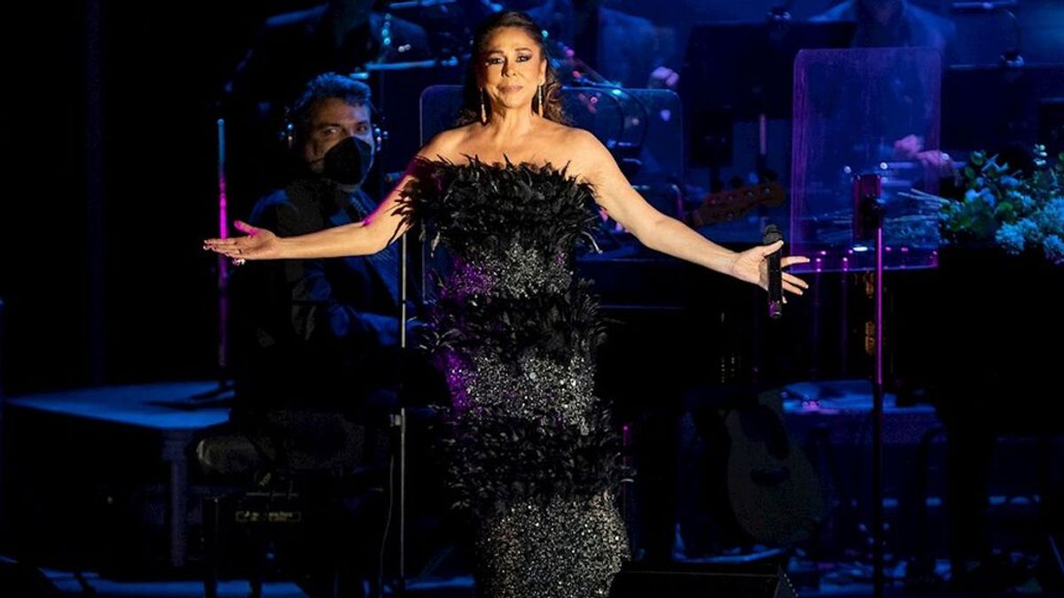 Isabel Pantoja reaparece espectacular sobre el escenario y desata la euforia de sus fans Isabel Pantoja reaparece espectacular sobre el escenario y desata la euforia de sus fans