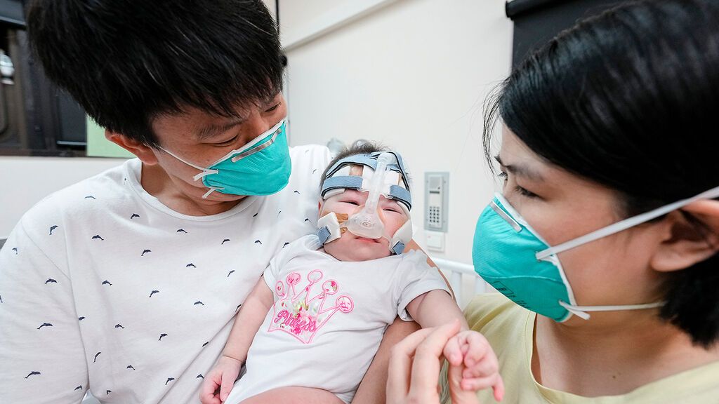 Kwek Yu Xuan junto a sus padres