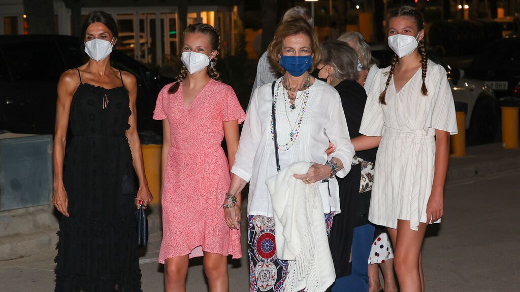 EuropaPress_3875849_reina_letizia_reina_emerita_infantass_disfrutando_cena_familiar_07_agosto