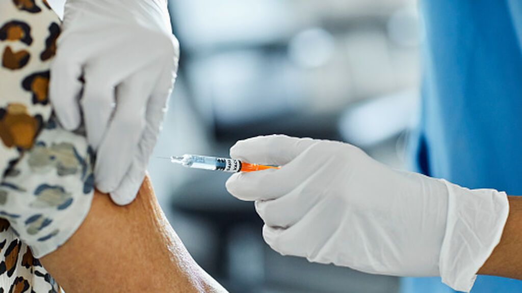 Los vacunados con pauta completa tienen tres veces menos probabilidades de contagiarse, según un estudio del Imperial College de Londres