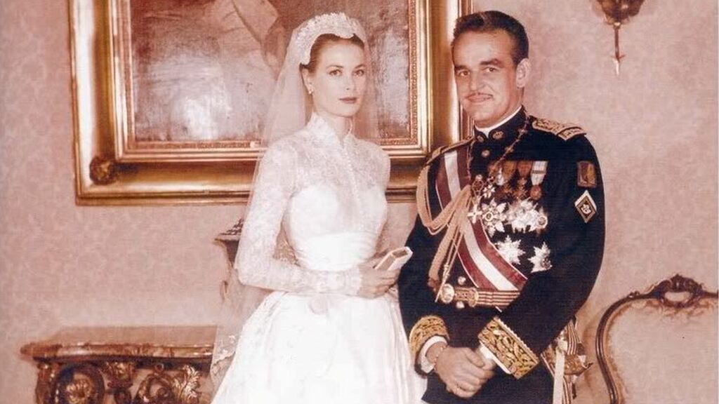 Cuello alto, una cola de diez metros, perlas y una gorra Julieta: todos los detalles del impresionante e inspirador vestido de novia de Grace Kelly