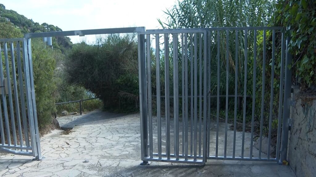 Uno de los cinco accesos de la playa de Cala Bona, en Blanes