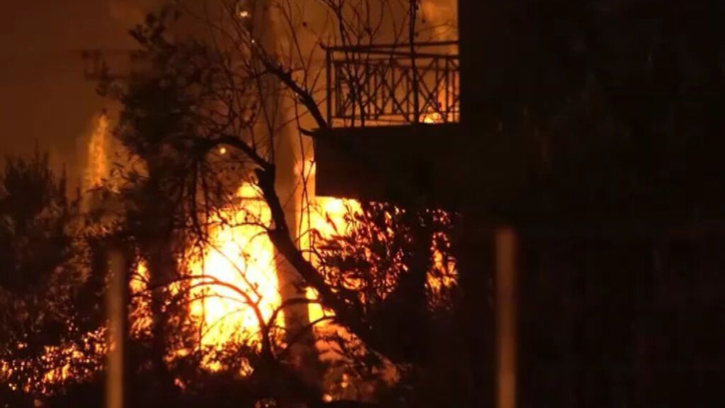 El fuego azota descontrolado Grecia: ya ha destruido bosques, casas y negocios