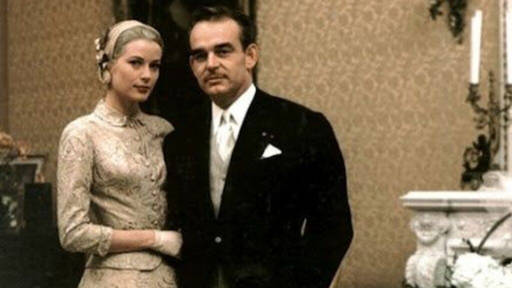 Para la boda civil eligió un dos piezas en tonos rosas.